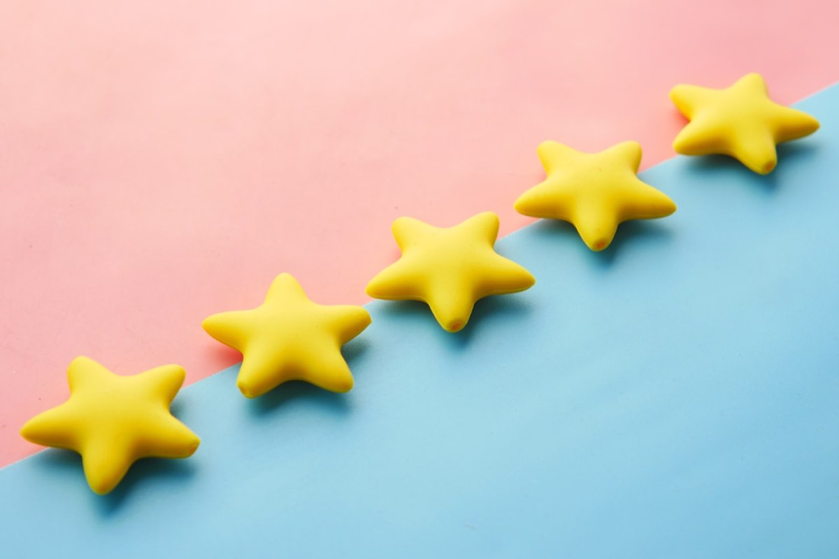 Estrelas de avaliação alinhadas sobre fundo azul