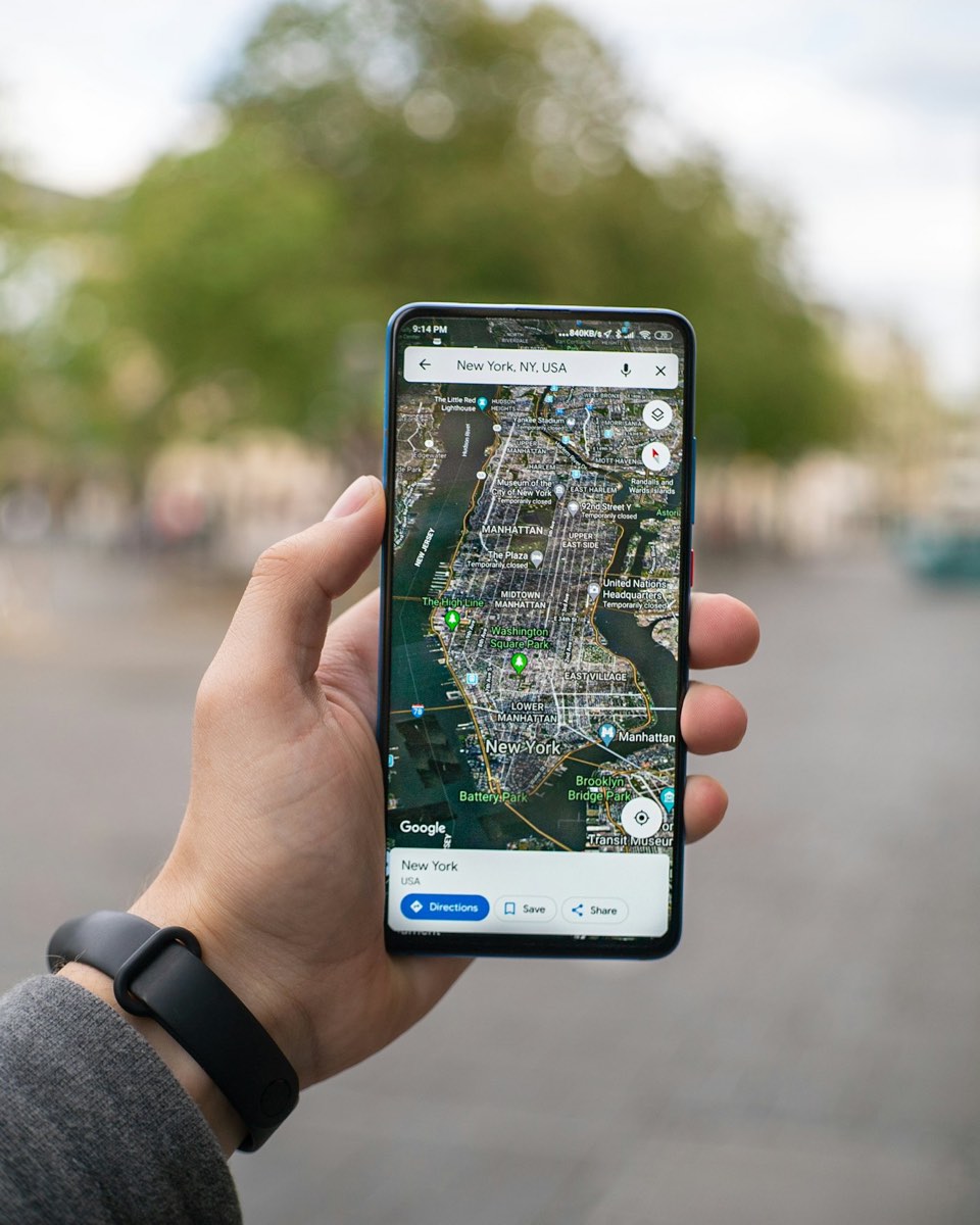 Telemóvel a mostrar um mapa de navegação numa cidade