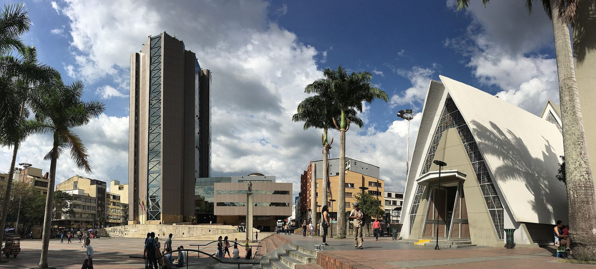 Una plaza de Armenia con su catedral moderna, las palmas y una torre de oficinas