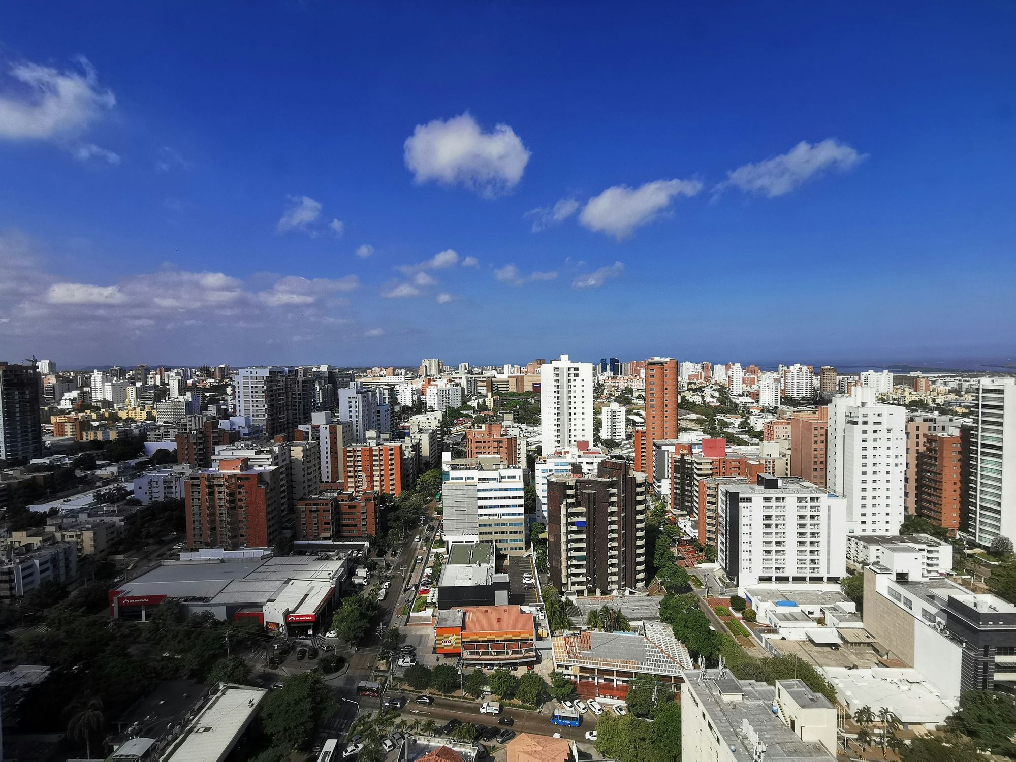 Barranquilla desde el aire, con los edificios del norte y el cielo abierto