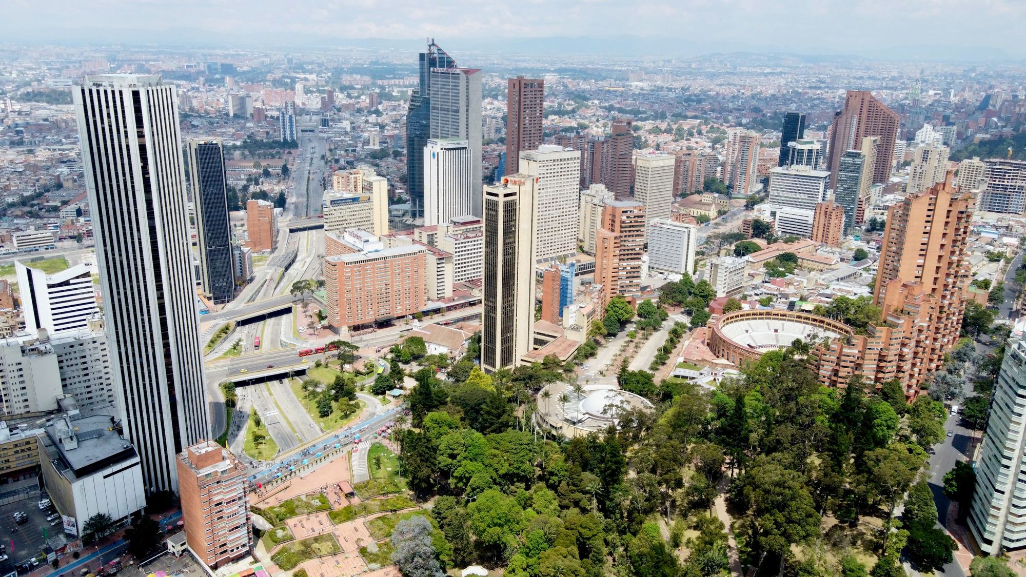 El centro de Bogotá desde el aire, con las torres y los cerros al fondo