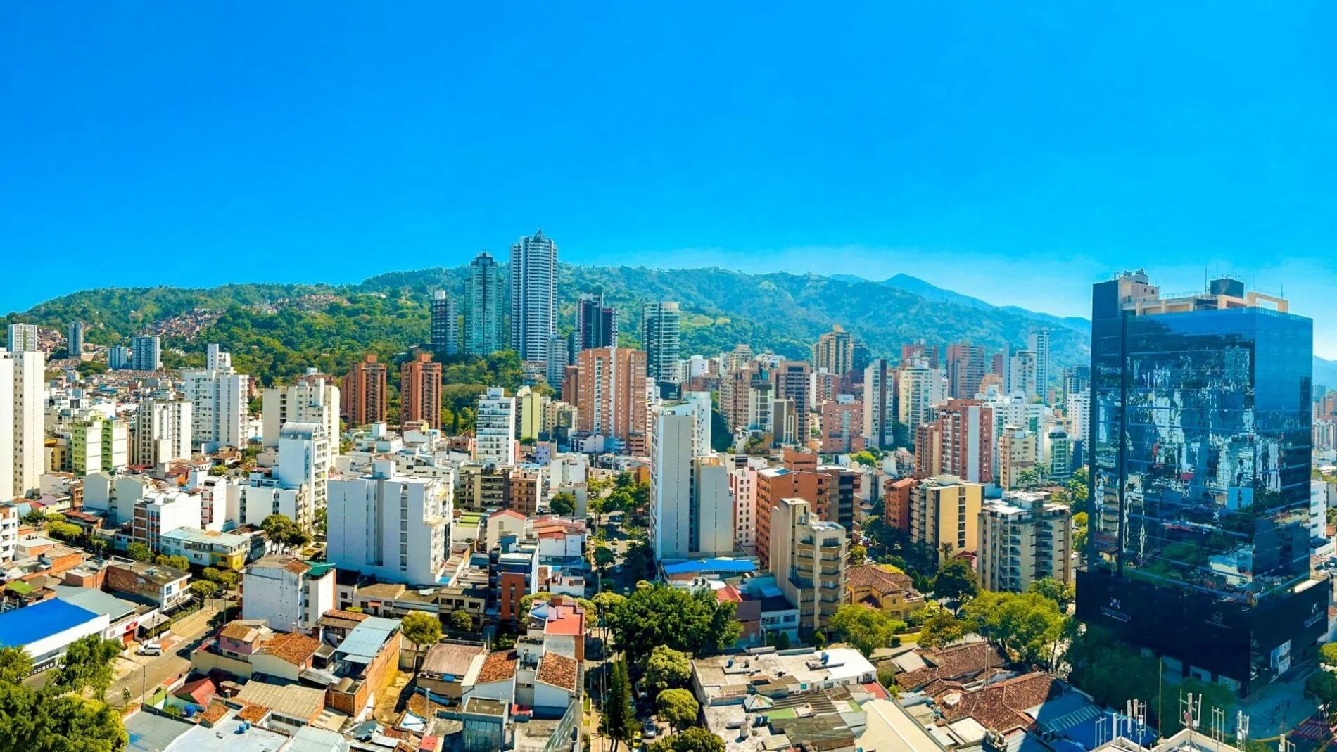 Bucaramanga desde el aire, con los edificios del centro y las montañas verdes al fondo