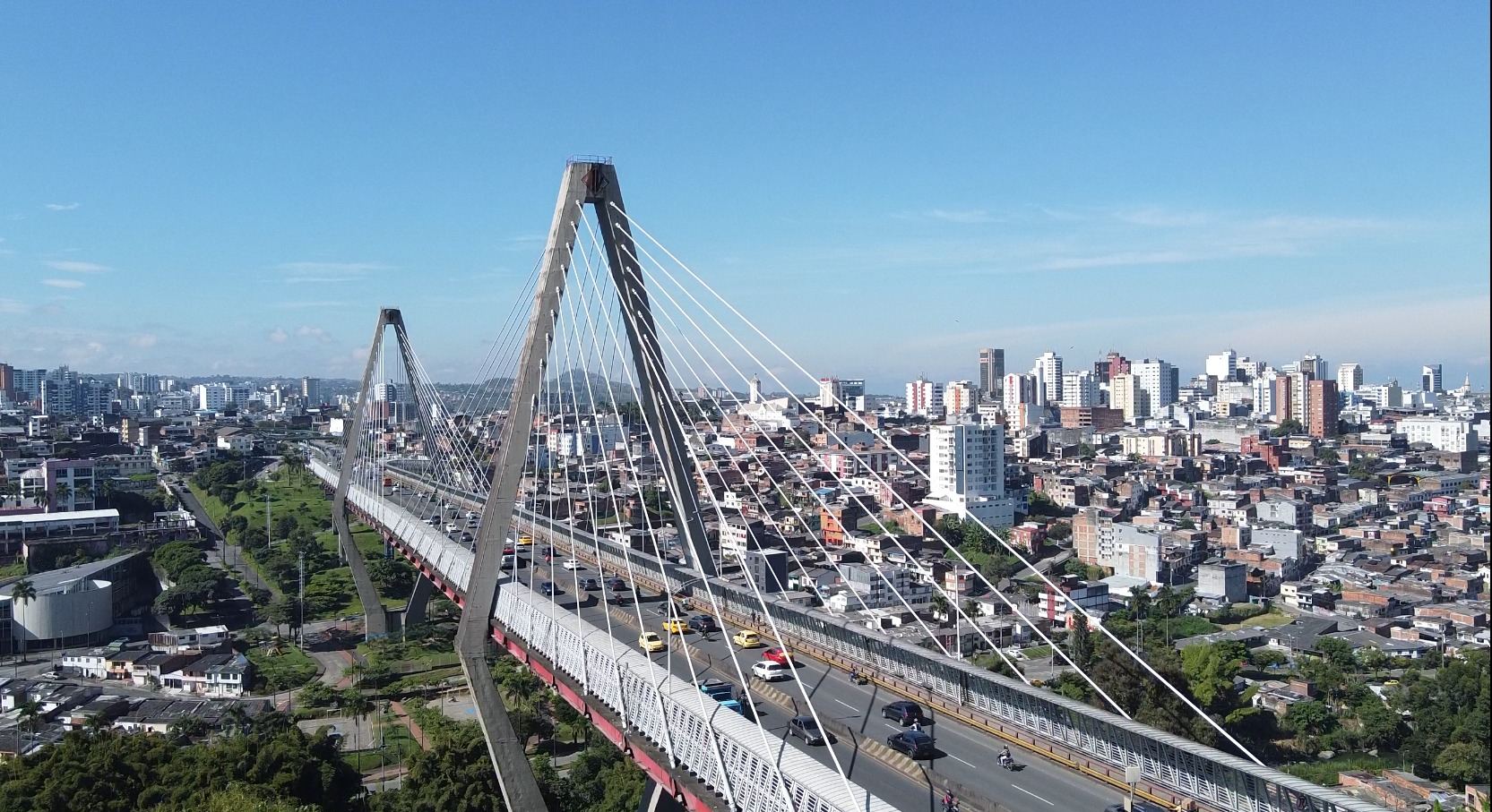 El viaducto de Pereira con tráfico, y la ciudad al fondo