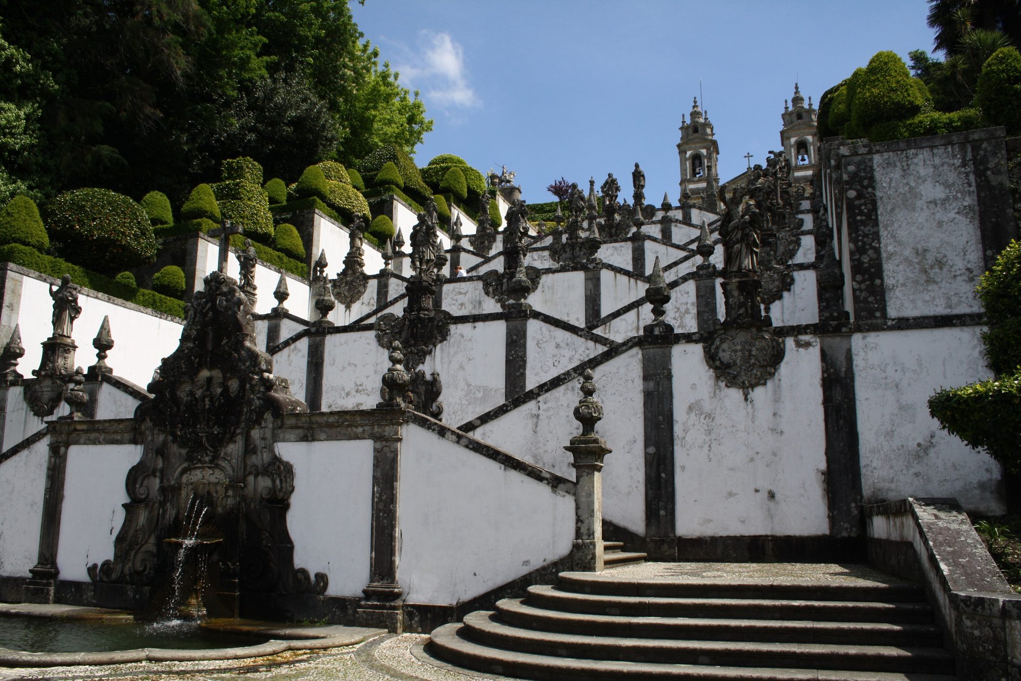 A escadaria barroca do Bom Jesus do Monte, em Braga, com o fontanário e os jardins de buxo