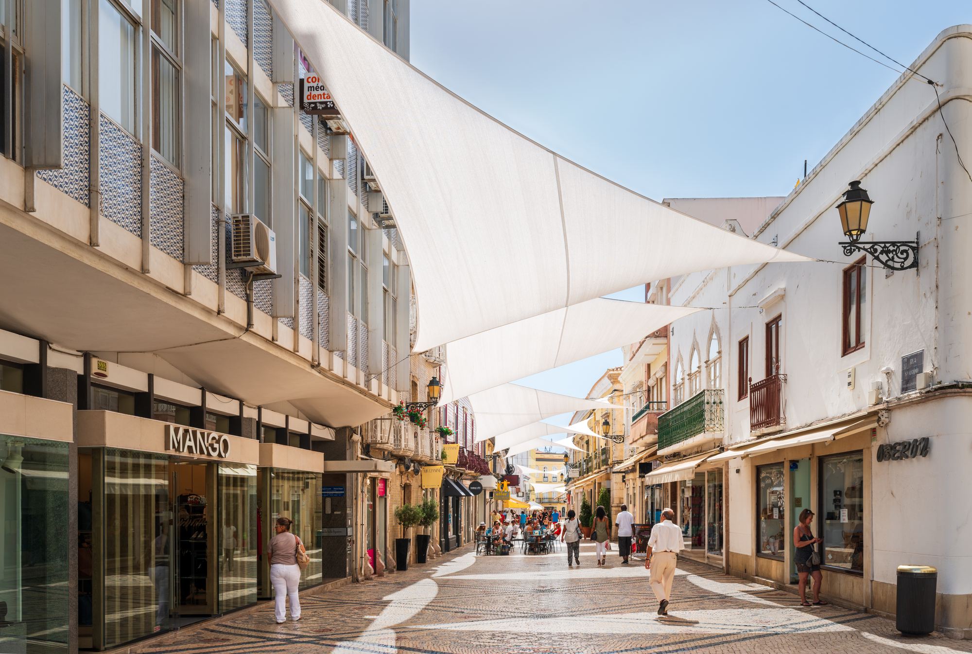 A Rua de Santo António, em Faro, com lojas, esplanadas e toldos brancos