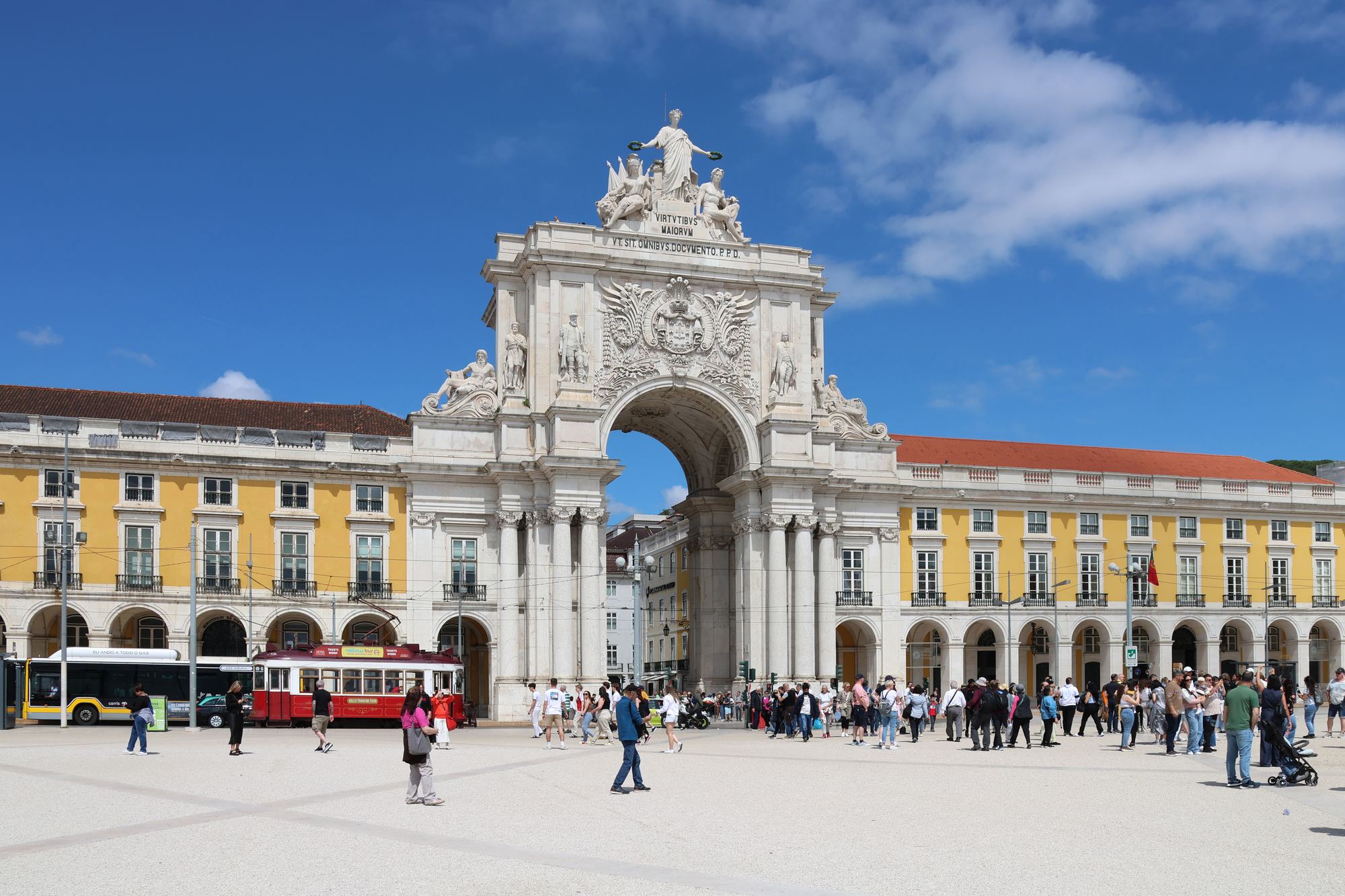 O Arco da Rua Augusta e a Praça do Comércio, em Lisboa, com um elétrico turístico
