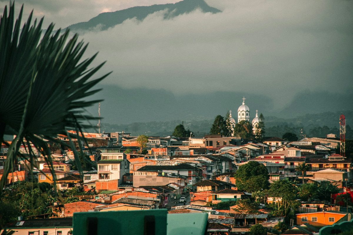 Una ciudad colombiana con la montaña detrás