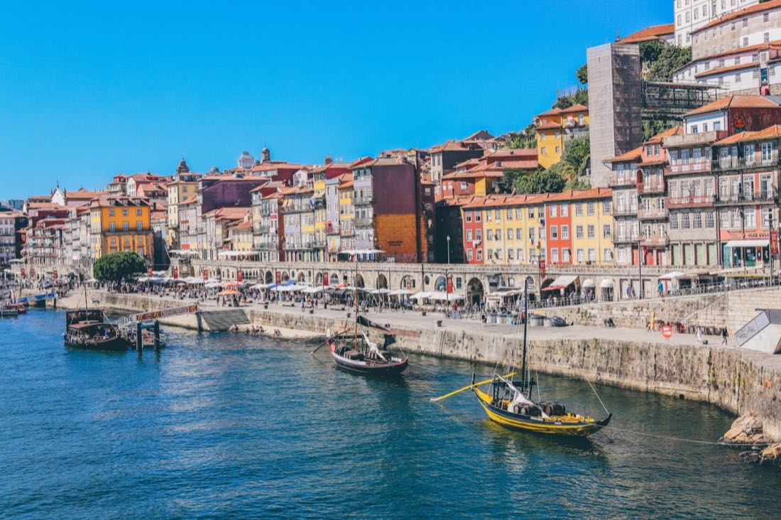 Barcos tradicionais no rio Douro, no Porto