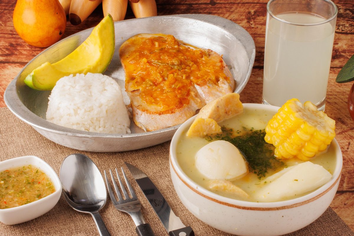 Almuerzo colombiano: pescado con hogao, arroz y aguacate, y un sancocho con mazorca y yuca