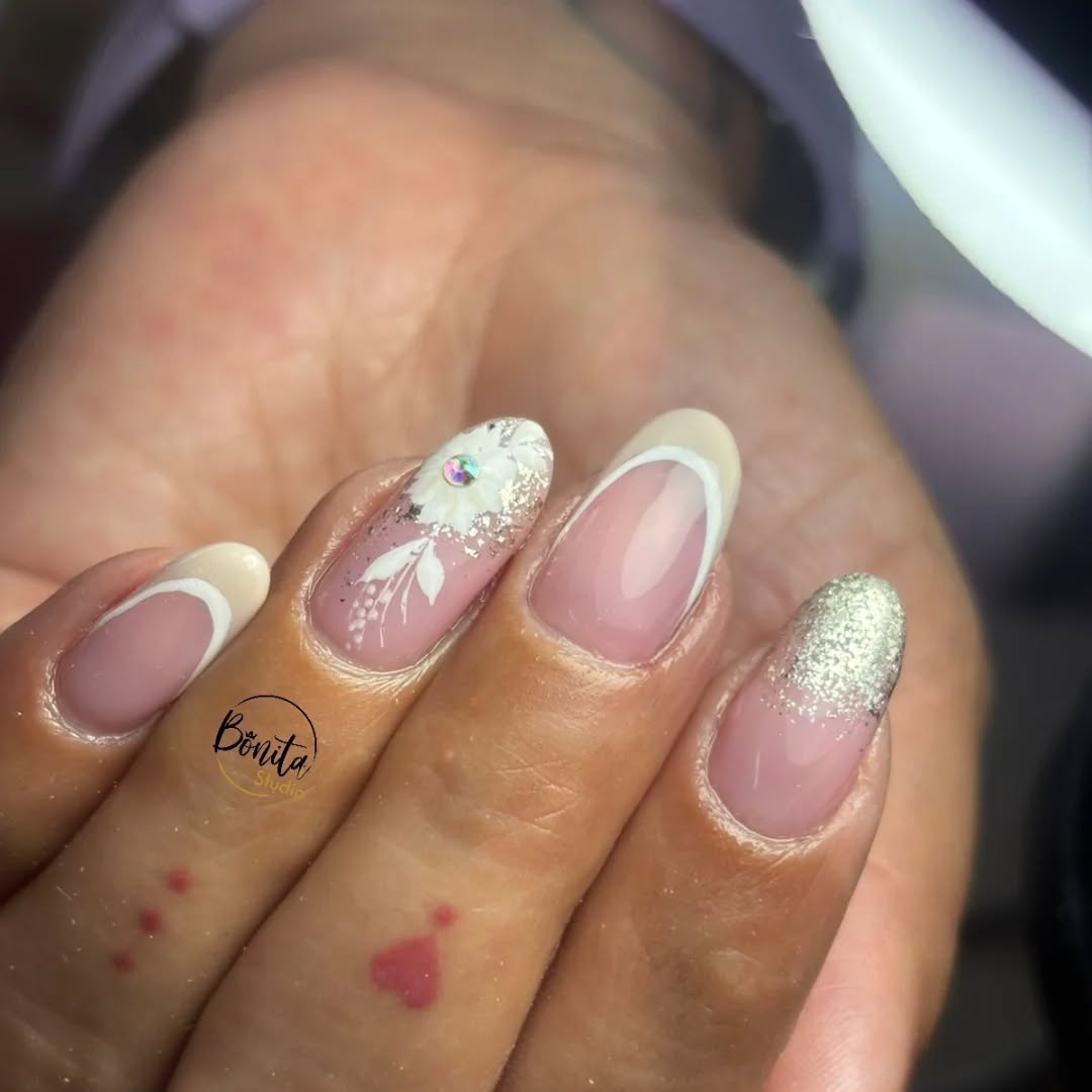 Uñas nude con francés blanco, flor con piedra y degradado escarchado